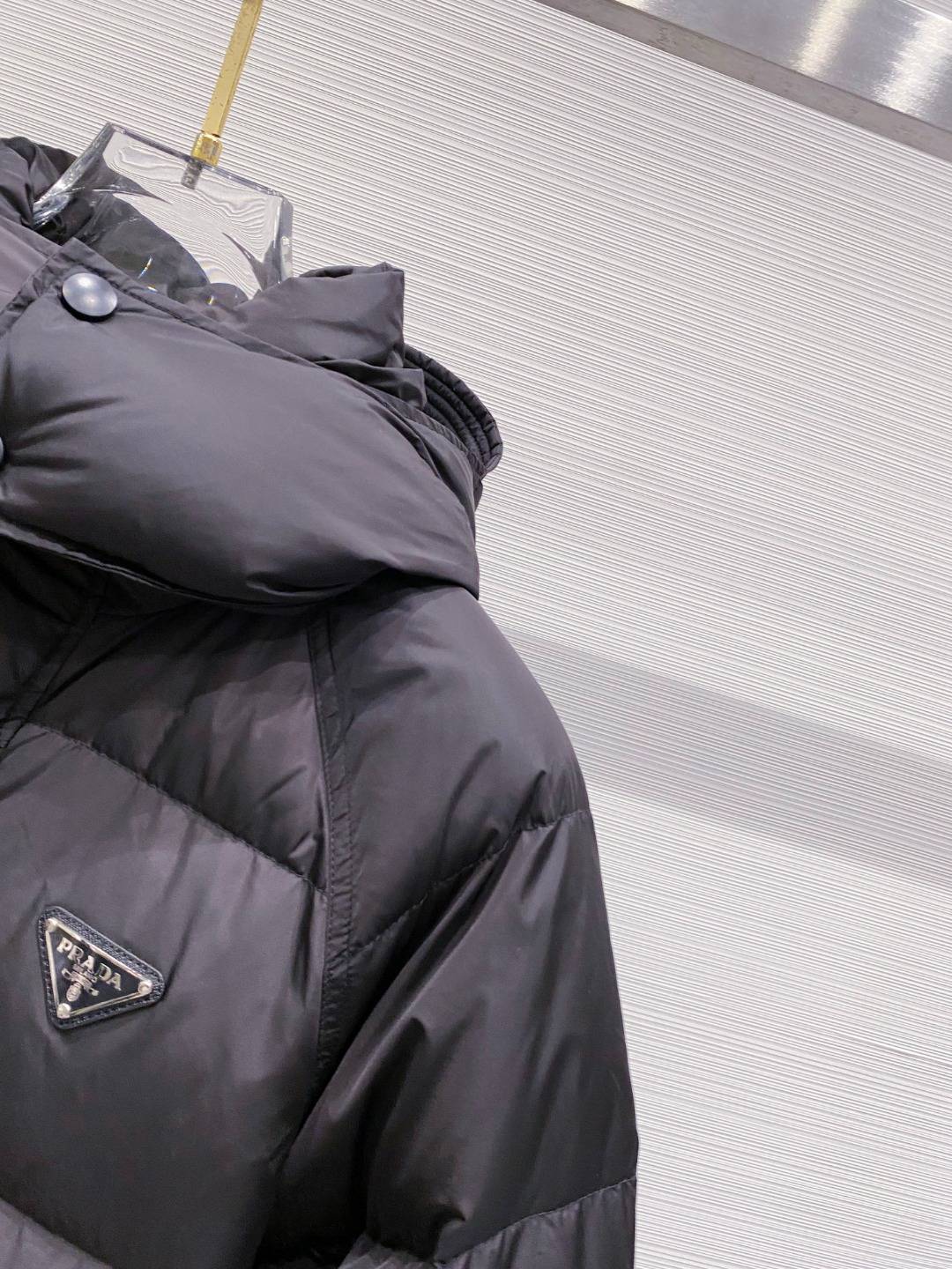 Prada&普拉达FW2025秋冬新款羽绒服。柜子在售款，一件难求。采用定制防风防雨面料，抗皱立挺有型，