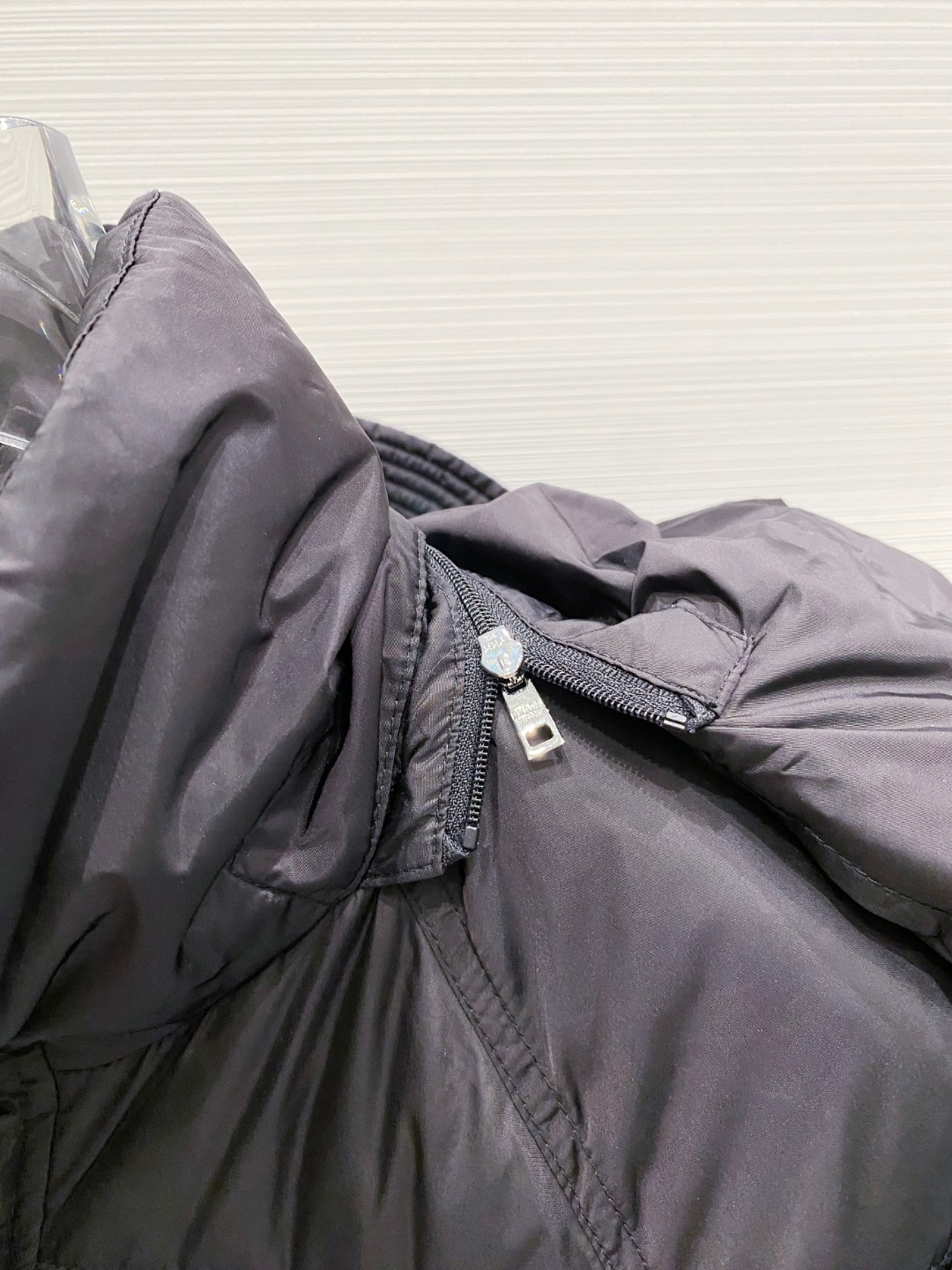 Prada&普拉达FW2025秋冬新款羽绒服。柜子在售款，一件难求。采用定制防风防雨面料，抗皱立挺有型，