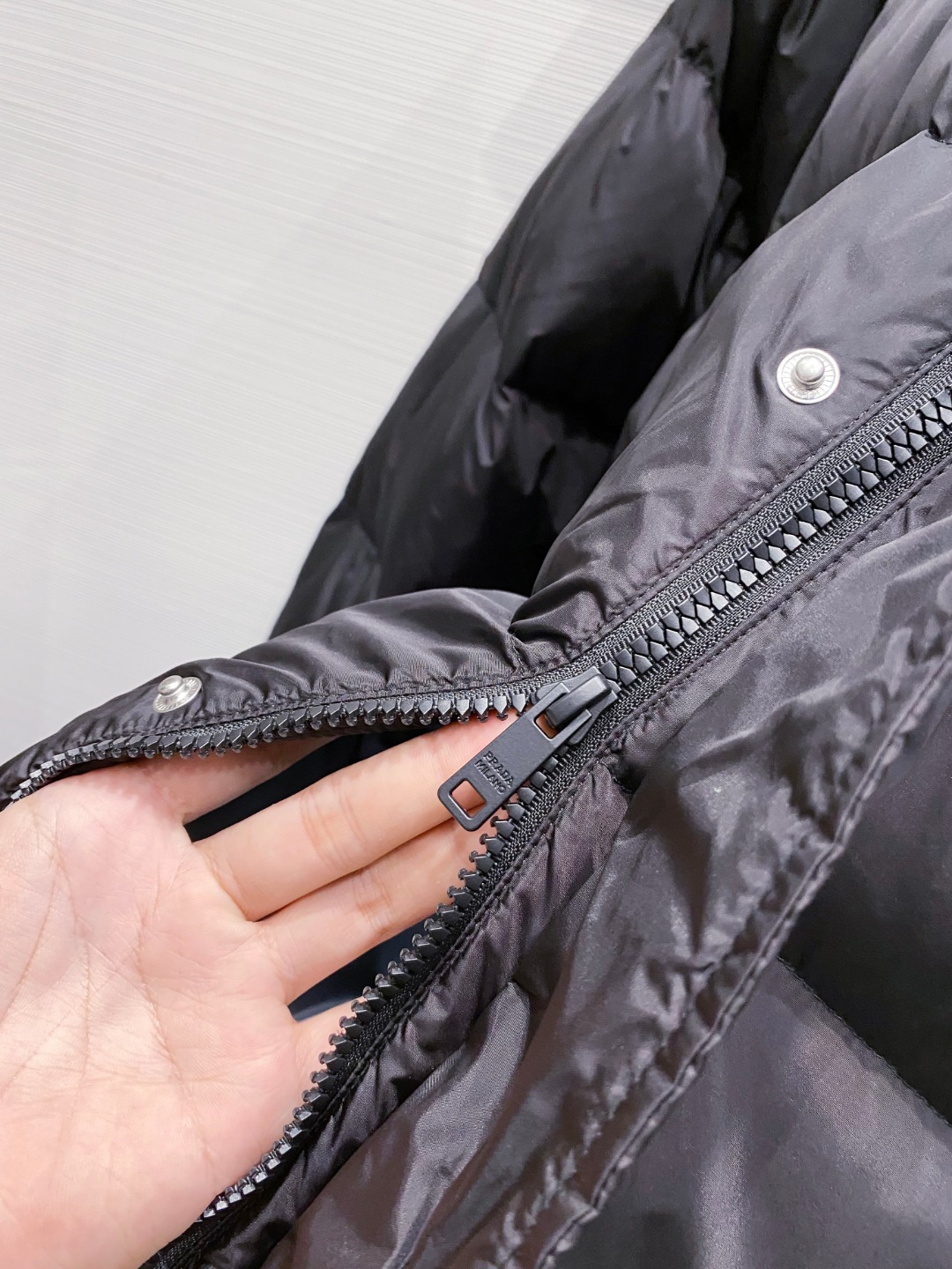 Prada&普拉达FW2025秋冬新款羽绒服。柜子在售款，一件难求。采用定制防风防雨面料，抗皱立挺有型，