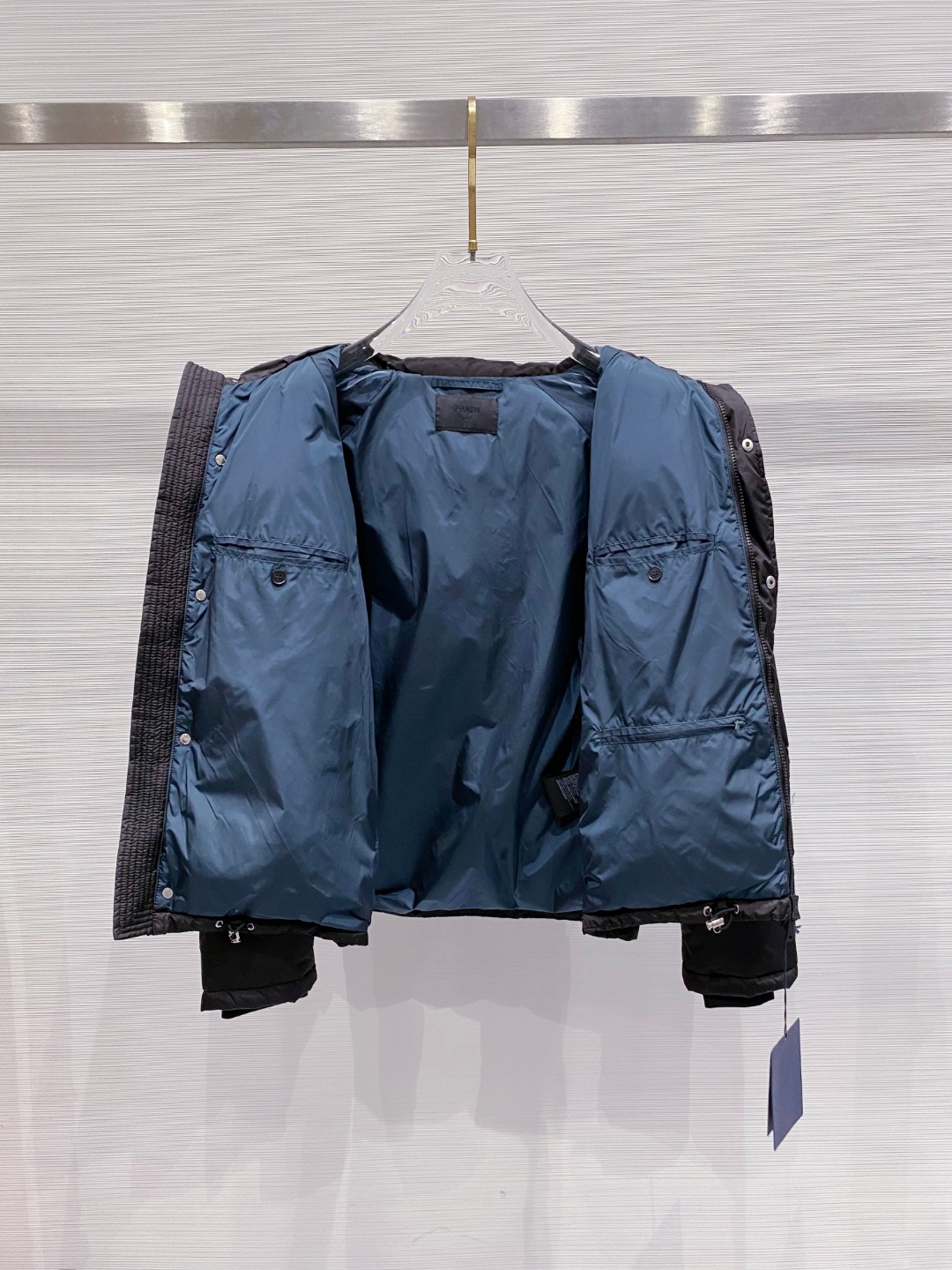 Prada&普拉达FW2025秋冬新款羽绒服。柜子在售款，一件难求。采用定制防风防雨面料，抗皱立挺有型，