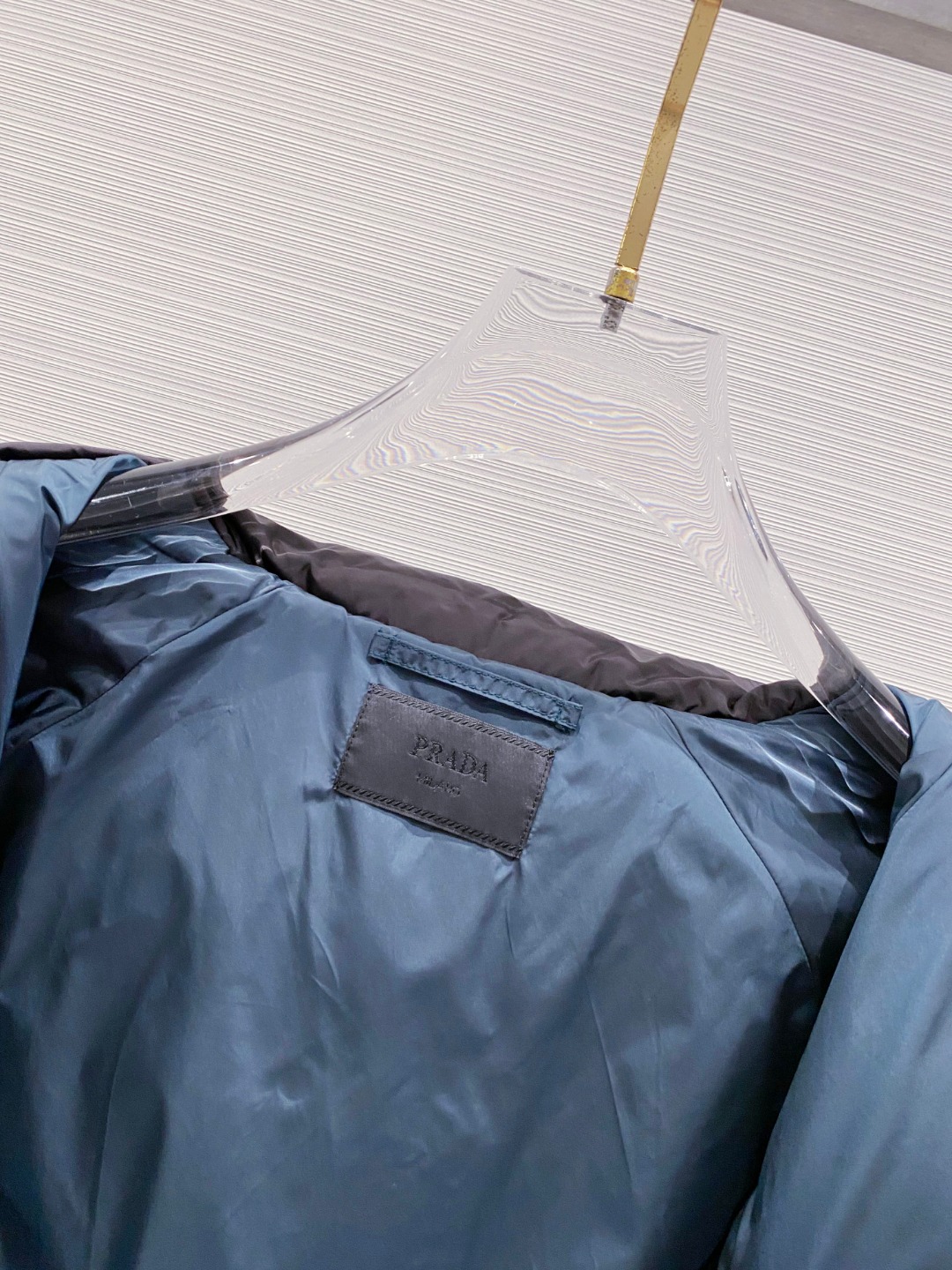 Prada&普拉达FW2025秋冬新款羽绒服。柜子在售款，一件难求。采用定制防风防雨面料，抗皱立挺有型，