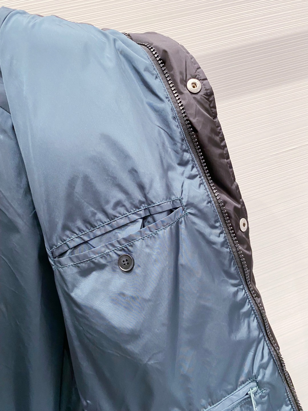 Prada&普拉达FW2025秋冬新款羽绒服。柜子在售款，一件难求。采用定制防风防雨面料，抗皱立挺有型，