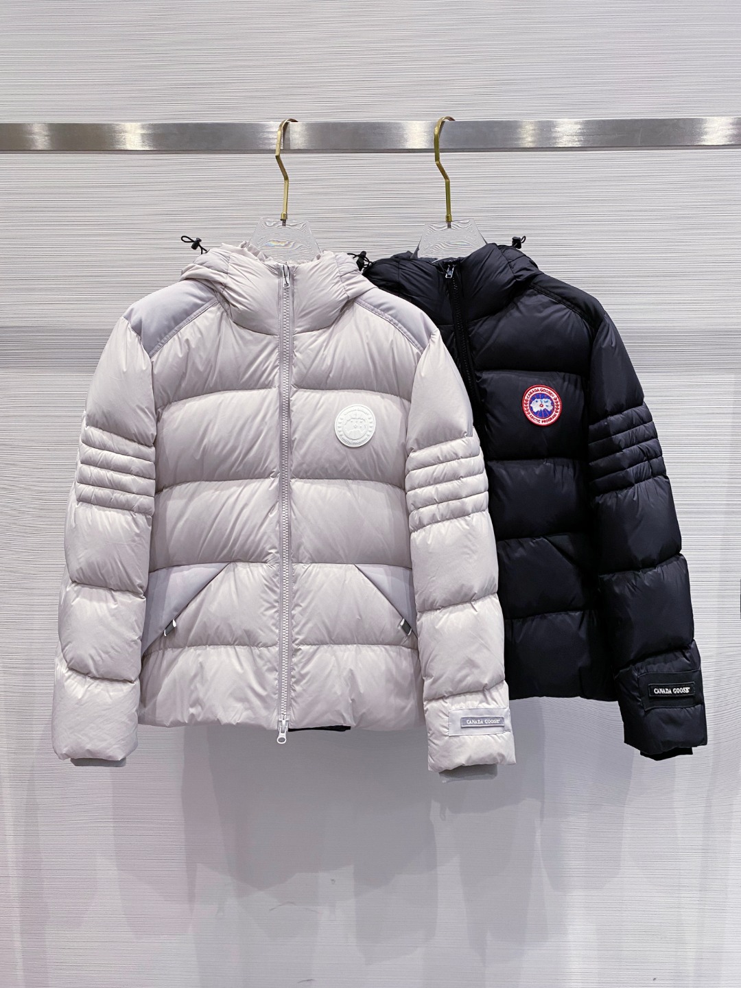 Canada Goose(加拿大鹅) FW2025新款羽绒服。连帽设计，男女同款，时尚感满满。采用定制面