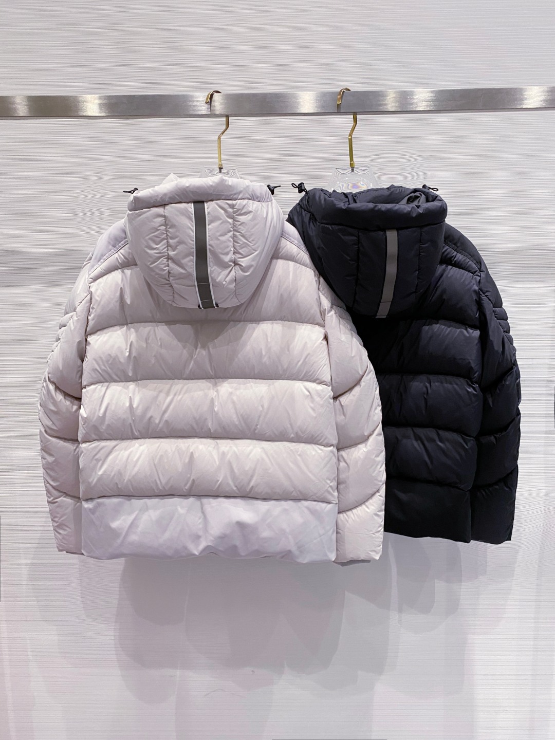 Canada Goose(加拿大鹅) FW2025新款羽绒服。连帽设计，男女同款，时尚感满满。采用定制面