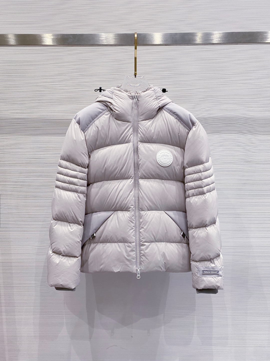 Canada Goose(加拿大鹅) FW2025新款羽绒服。连帽设计，男女同款，时尚感满满。采用定制面