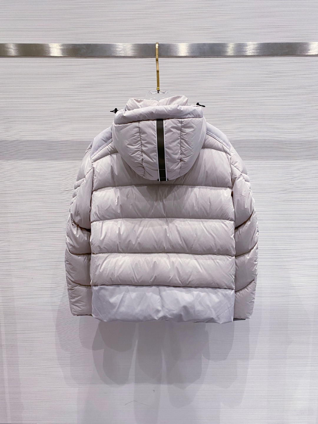 Canada Goose(加拿大鹅) FW2025新款羽绒服。连帽设计，男女同款，时尚感满满。采用定制面