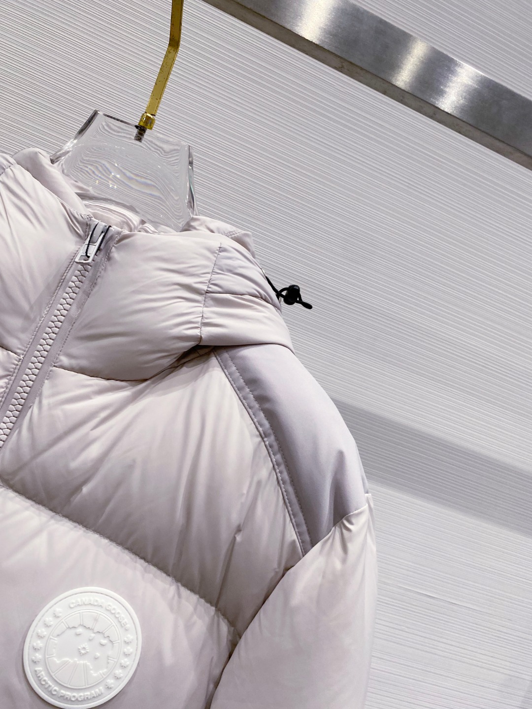 Canada Goose(加拿大鹅) FW2025新款羽绒服。连帽设计，男女同款，时尚感满满。采用定制面