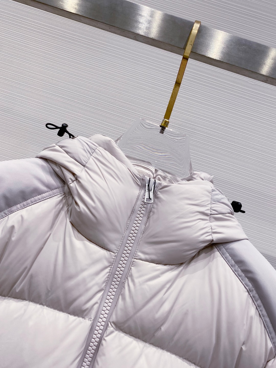 Canada Goose(加拿大鹅) FW2025新款羽绒服。连帽设计，男女同款，时尚感满满。采用定制面