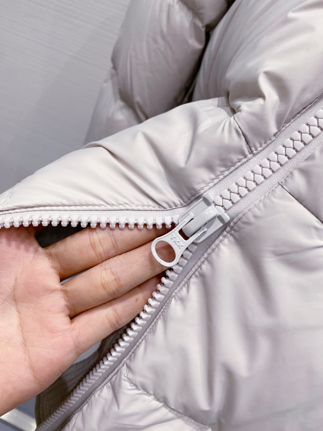 Canada Goose(加拿大鹅) FW2025新款羽绒服。连帽设计，男女同款，时尚感满满。采用定制面