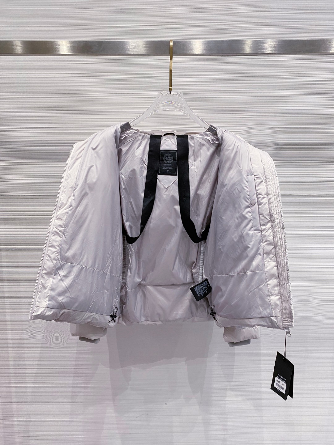 Canada Goose(加拿大鹅) FW2025新款羽绒服。连帽设计，男女同款，时尚感满满。采用定制面