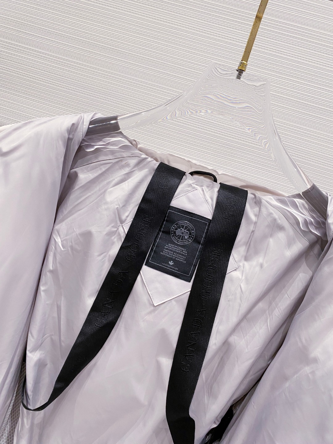 Canada Goose(加拿大鹅) FW2025新款羽绒服。连帽设计，男女同款，时尚感满满。采用定制面