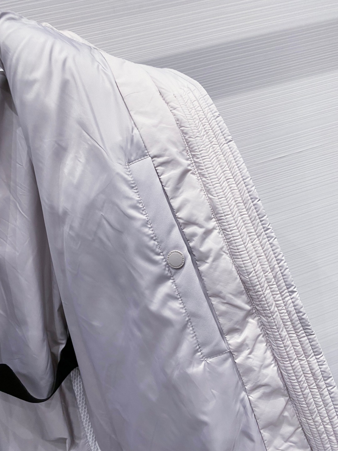 Canada Goose(加拿大鹅) FW2025新款羽绒服。连帽设计，男女同款，时尚感满满。采用定制面