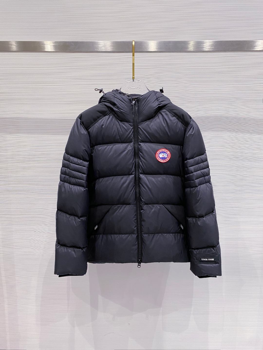 Canada Goose(加拿大鹅) FW2025新款羽绒服。连帽设计，男女同款，时尚感满满。采用定制面