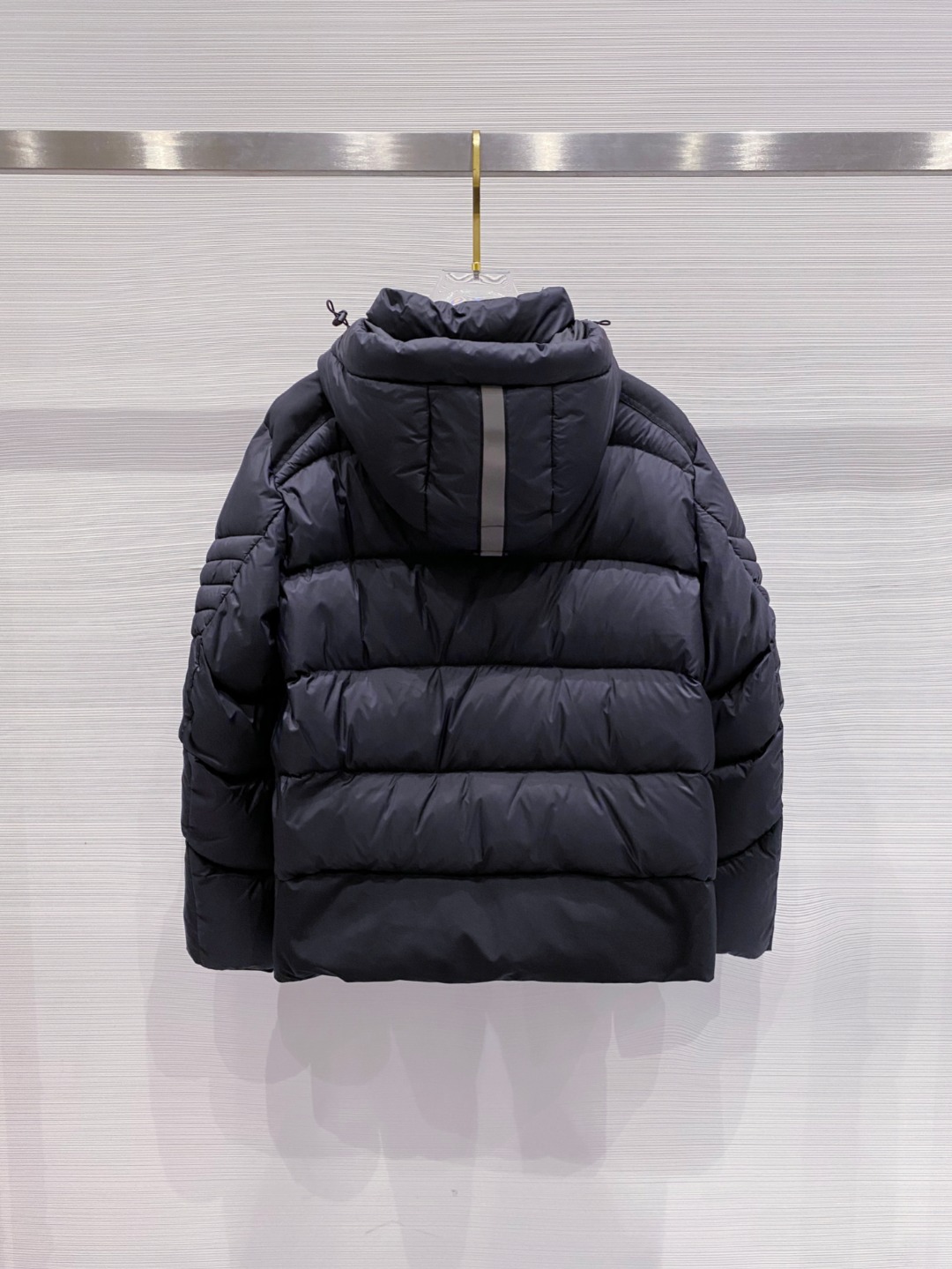 Canada Goose(加拿大鹅) FW2025新款羽绒服。连帽设计，男女同款，时尚感满满。采用定制面
