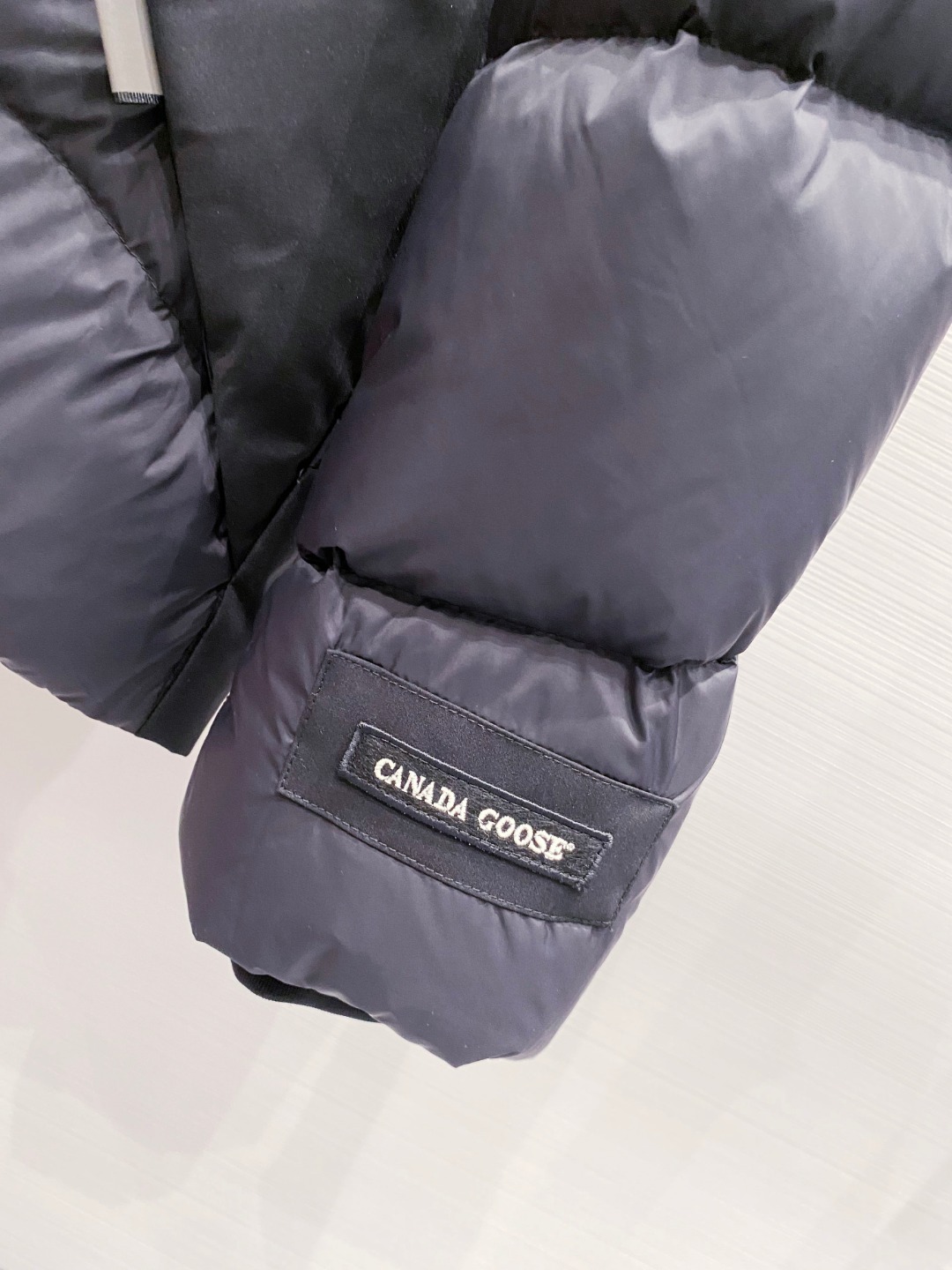 Canada Goose(加拿大鹅) FW2025新款羽绒服。连帽设计，男女同款，时尚感满满。采用定制面