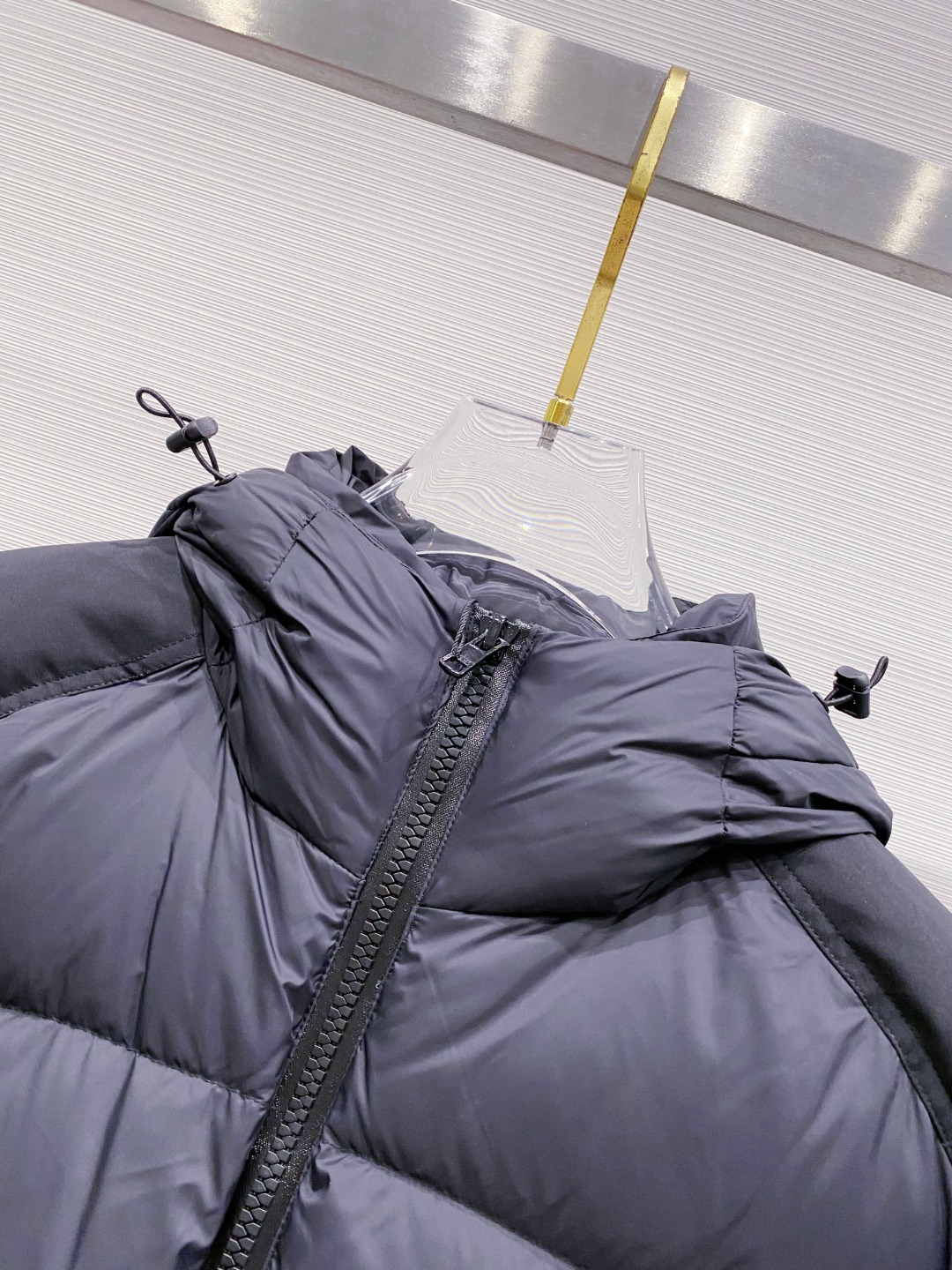 Canada Goose(加拿大鹅) FW2025新款羽绒服。连帽设计，男女同款，时尚感满满。采用定制面