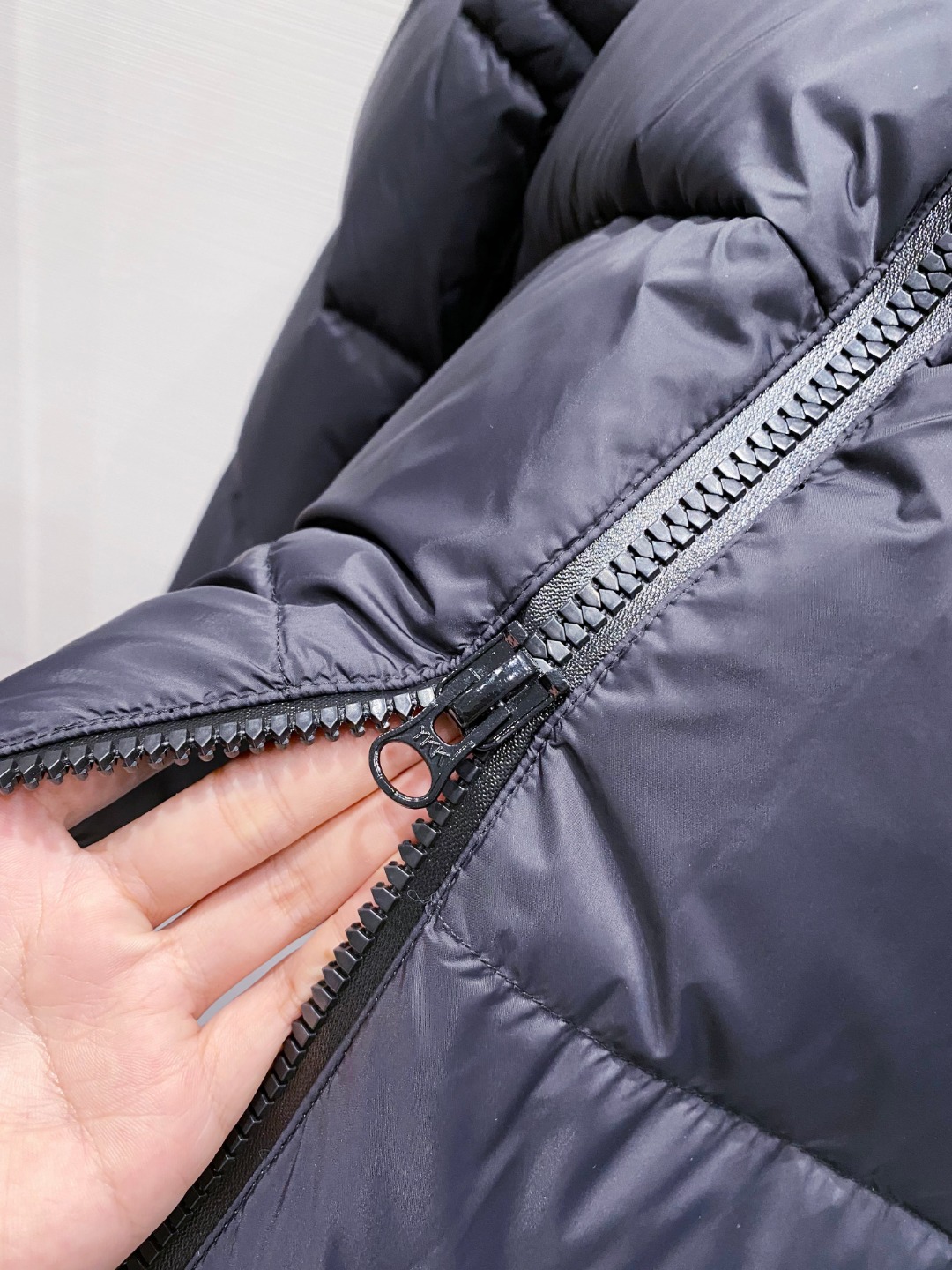 Canada Goose(加拿大鹅) FW2025新款羽绒服。连帽设计，男女同款，时尚感满满。采用定制面