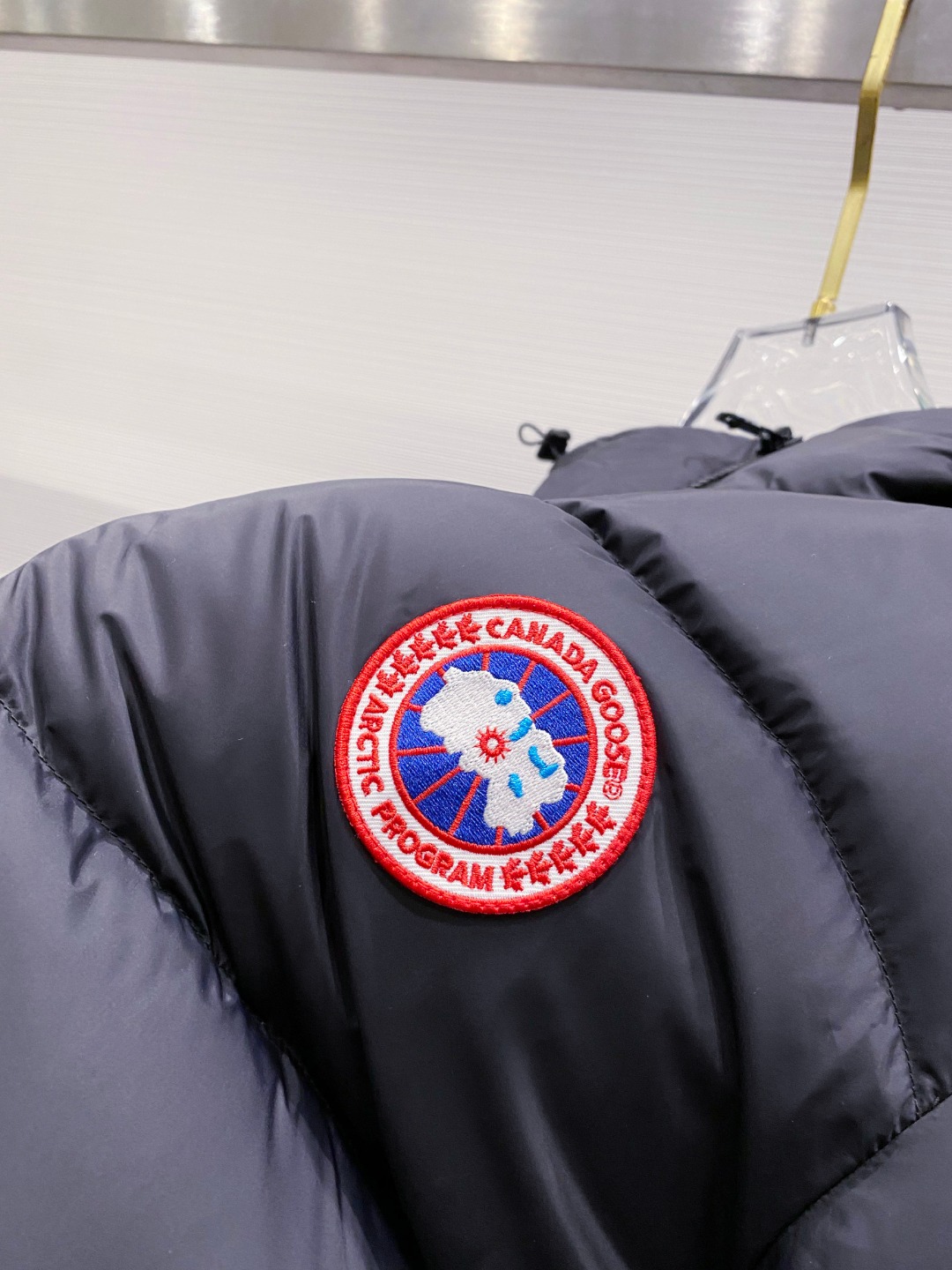 Canada Goose(加拿大鹅) FW2025新款羽绒服。连帽设计，男女同款，时尚感满满。采用定制面