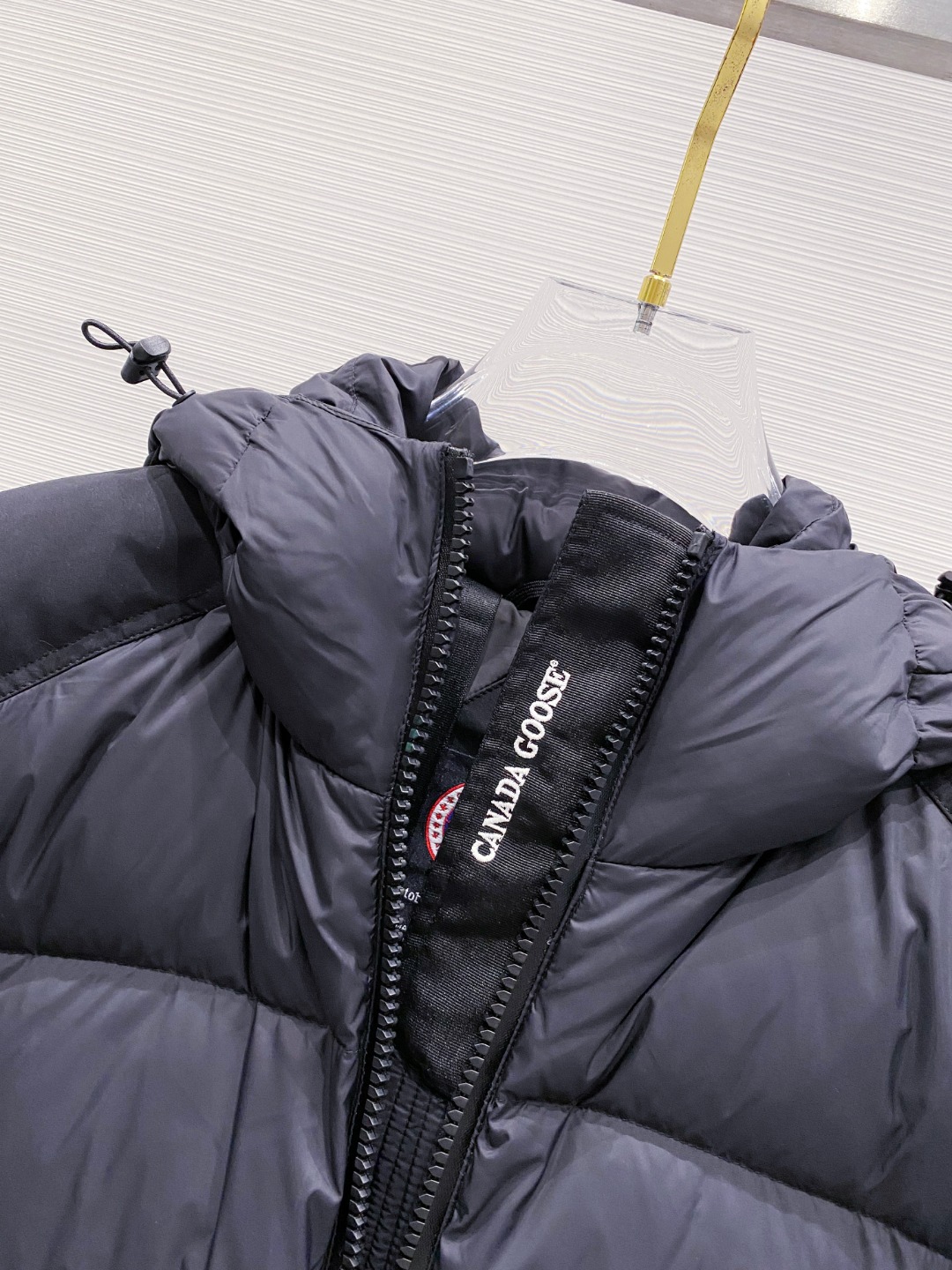 Canada Goose(加拿大鹅) FW2025新款羽绒服。连帽设计，男女同款，时尚感满满。采用定制面