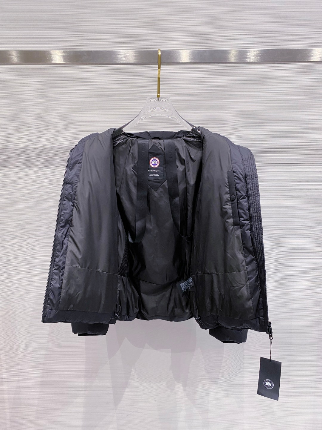 Canada Goose(加拿大鹅) FW2025新款羽绒服。连帽设计，男女同款，时尚感满满。采用定制面