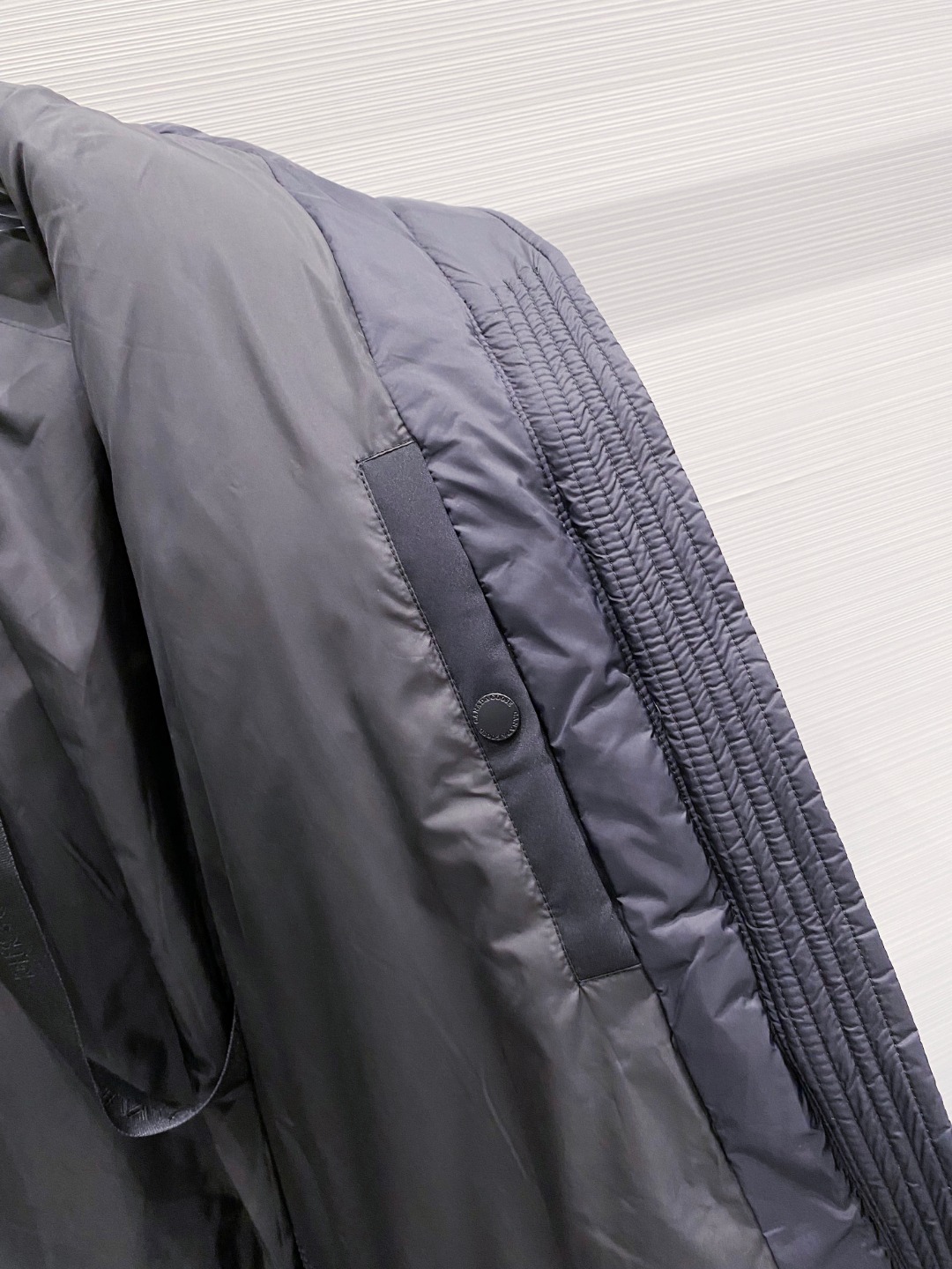 Canada Goose(加拿大鹅) FW2025新款羽绒服。连帽设计，男女同款，时尚感满满。采用定制面