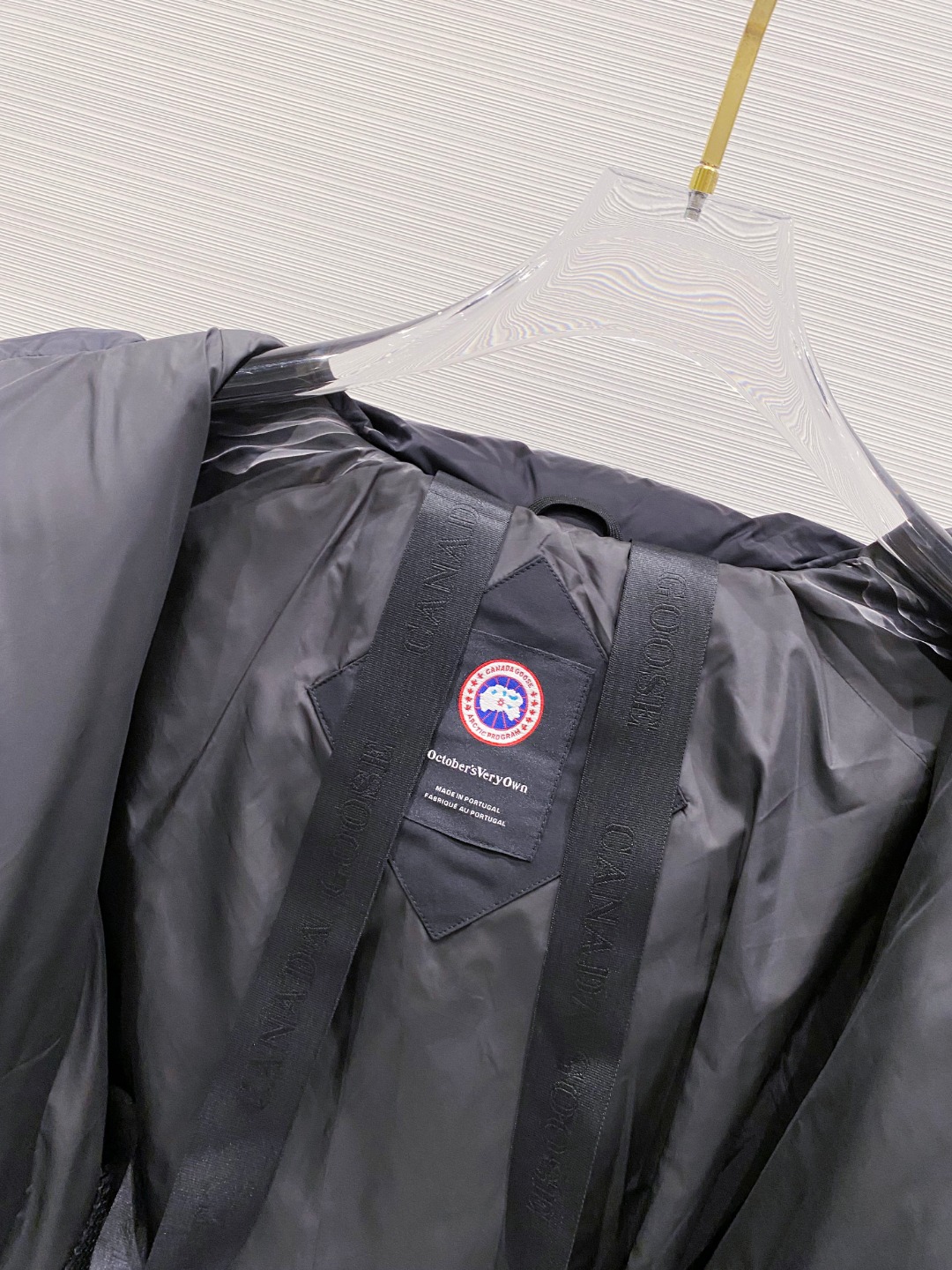 Canada Goose(加拿大鹅) FW2025新款羽绒服。连帽设计，男女同款，时尚感满满。采用定制面