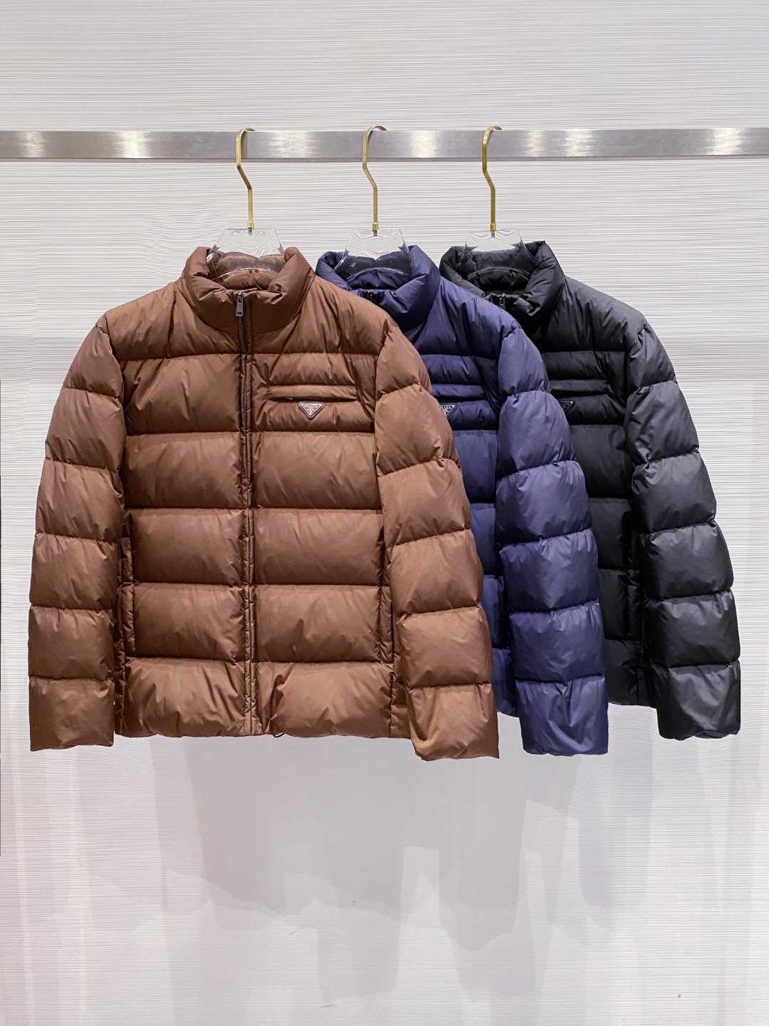 Prada 普拉达2025秋冬专柜同步新品发布，最新款羽绒服出货，全部原版购入，今年最新色，无论面料和辅