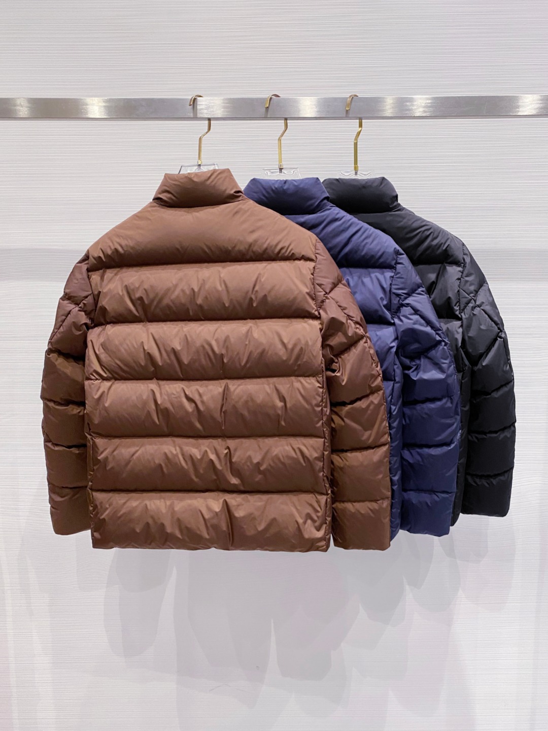 Prada 普拉达2025秋冬专柜同步新品发布，最新款羽绒服出货，全部原版购入，今年最新色，无论面料和辅