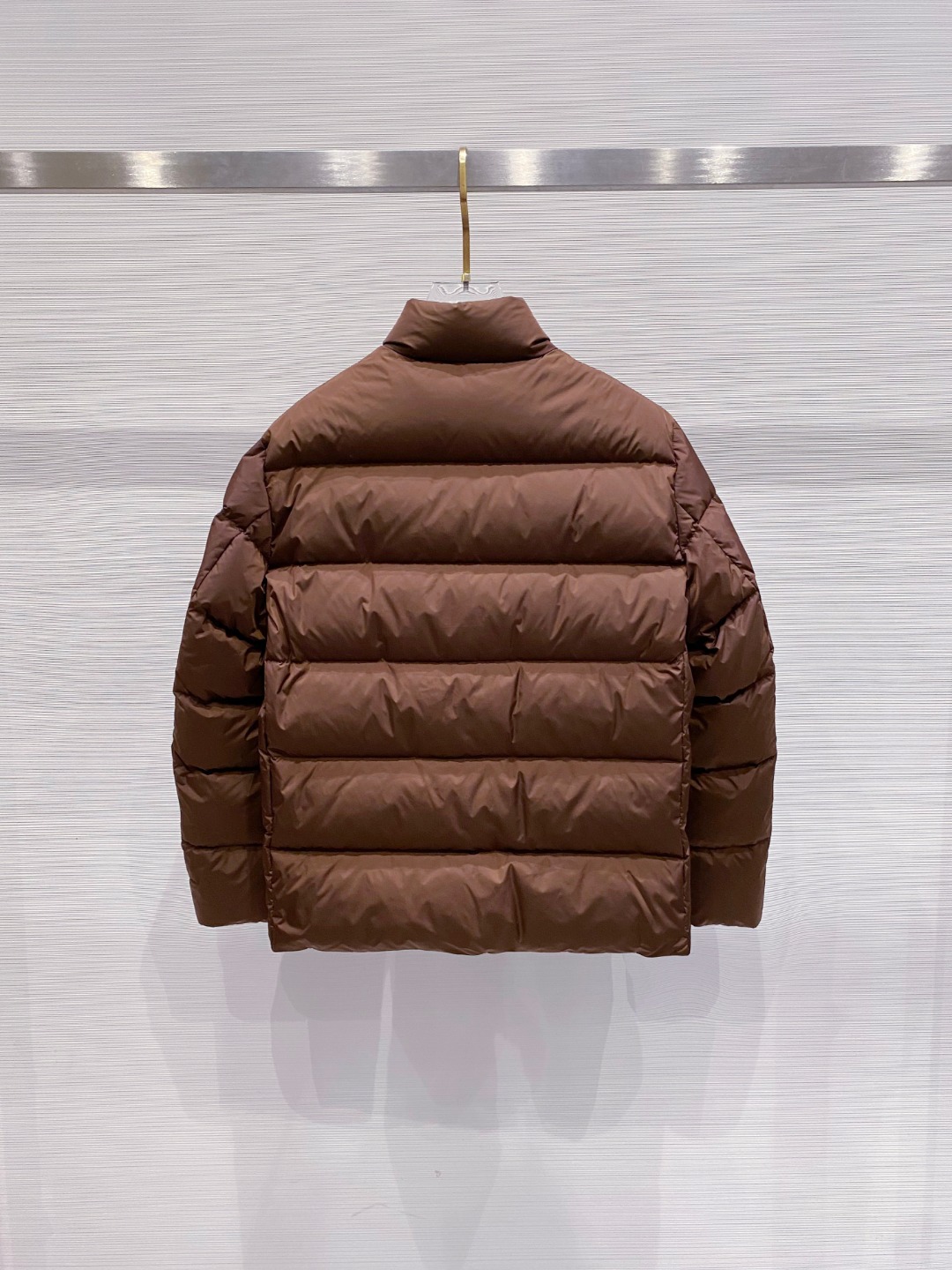 Prada 普拉达2025秋冬专柜同步新品发布，最新款羽绒服出货，全部原版购入，今年最新色，无论面料和辅