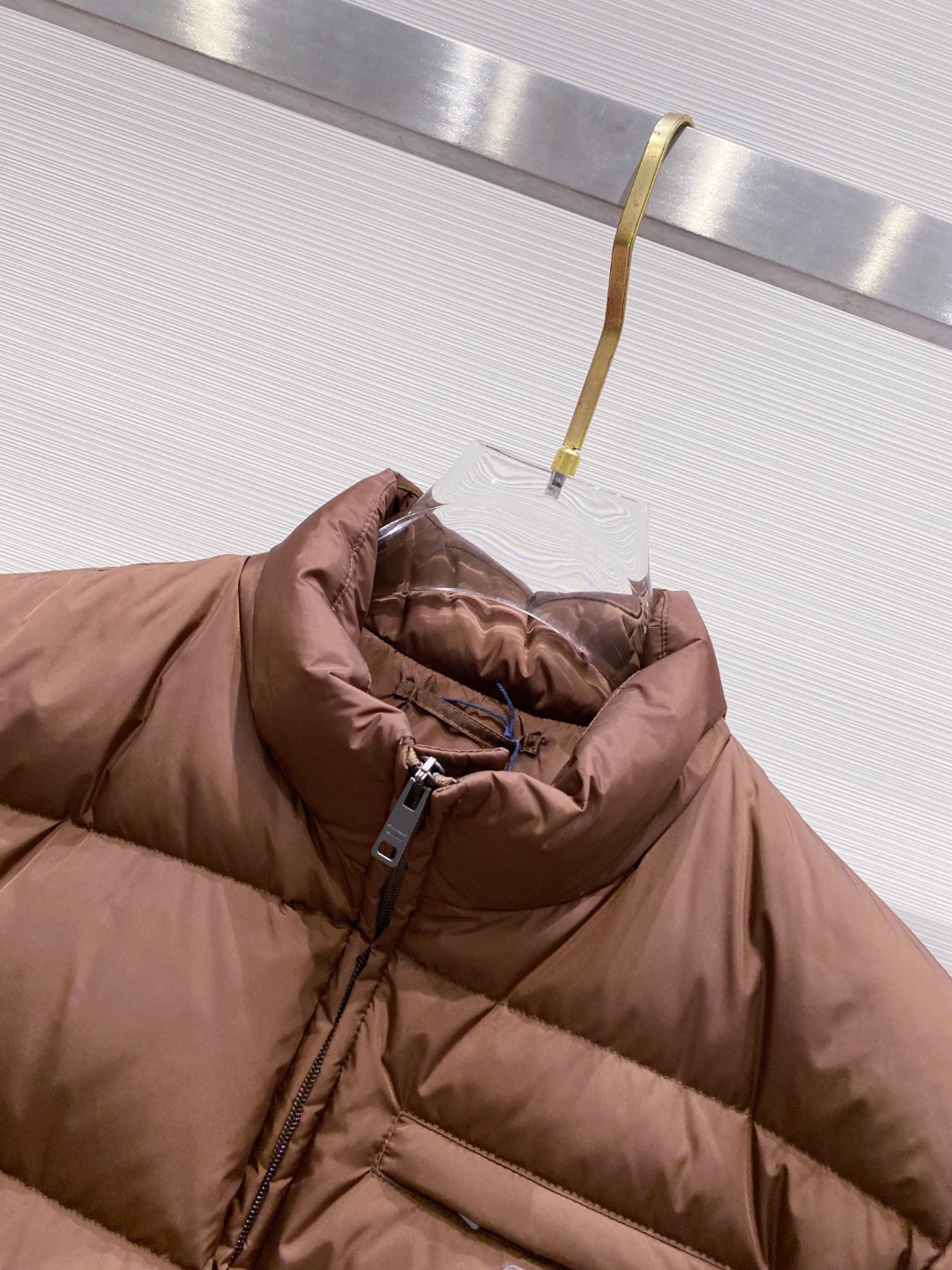 Prada 普拉达2025秋冬专柜同步新品发布，最新款羽绒服出货，全部原版购入，今年最新色，无论面料和辅