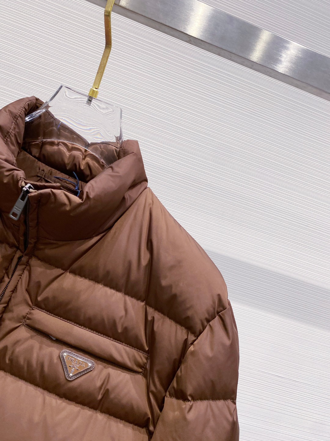 Prada 普拉达2025秋冬专柜同步新品发布，最新款羽绒服出货，全部原版购入，今年最新色，无论面料和辅