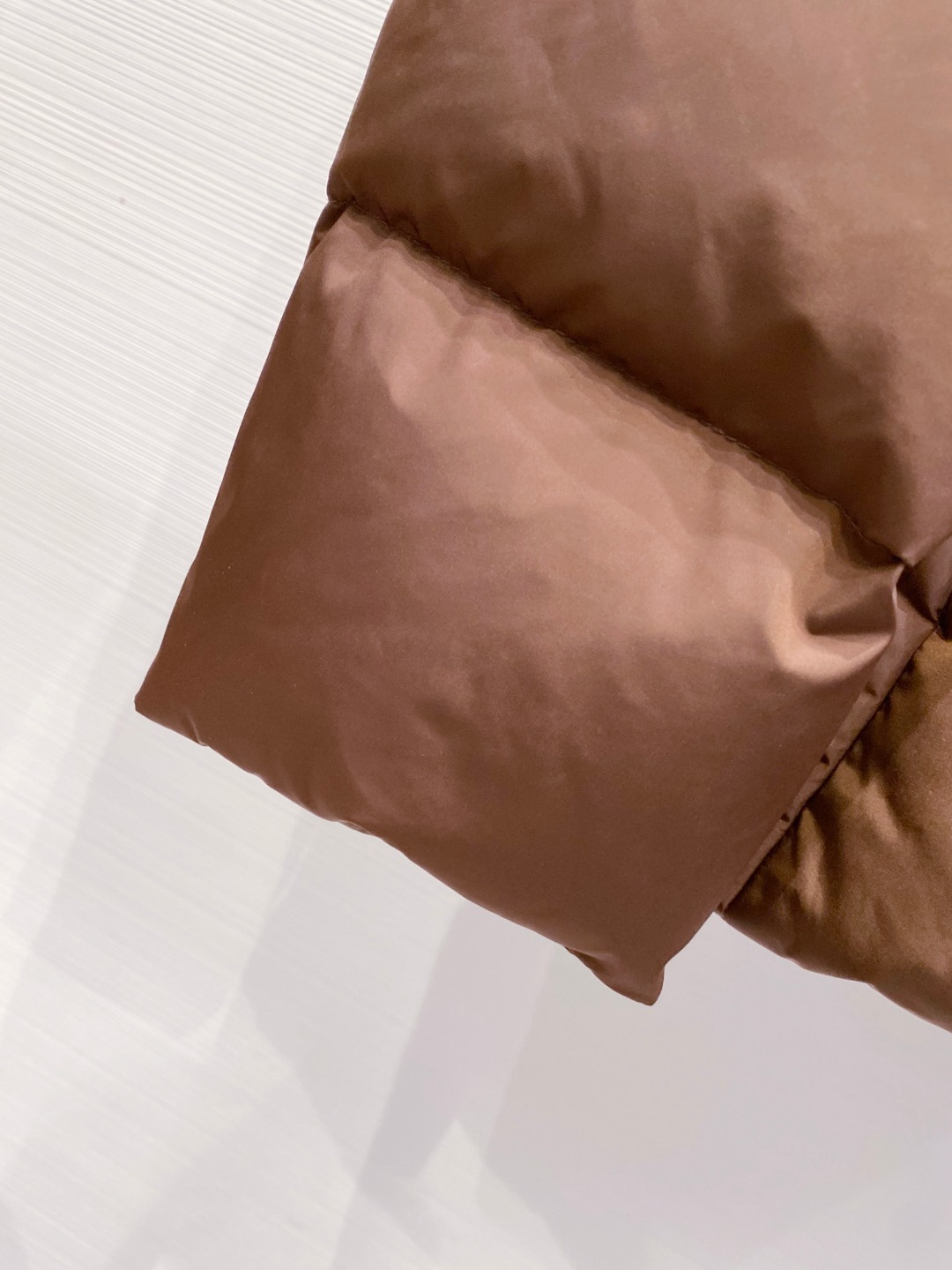 Prada 普拉达2025秋冬专柜同步新品发布，最新款羽绒服出货，全部原版购入，今年最新色，无论面料和辅