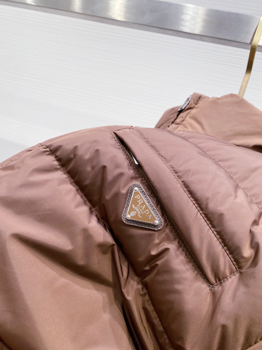 Prada 普拉达2025秋冬专柜同步新品发布，最新款羽绒服出货，全部原版购入，今年最新色，无论面料和辅