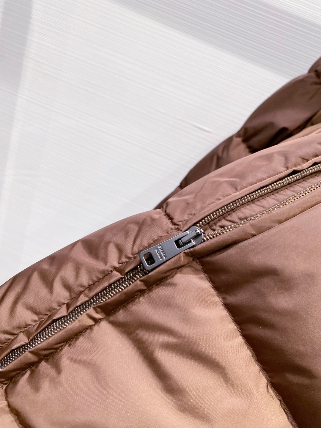 Prada 普拉达2025秋冬专柜同步新品发布，最新款羽绒服出货，全部原版购入，今年最新色，无论面料和辅