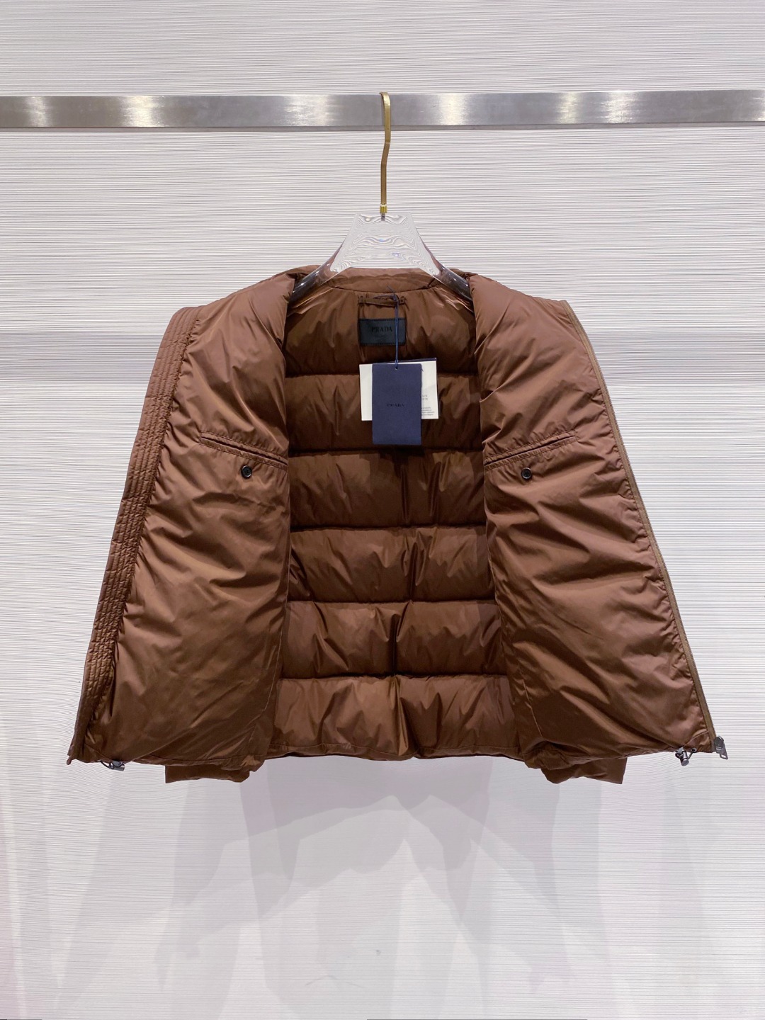 Prada 普拉达2025秋冬专柜同步新品发布，最新款羽绒服出货，全部原版购入，今年最新色，无论面料和辅