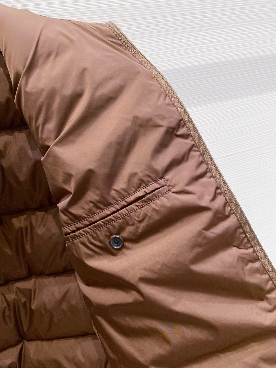 Prada 普拉达2025秋冬专柜同步新品发布，最新款羽绒服出货，全部原版购入，今年最新色，无论面料和辅