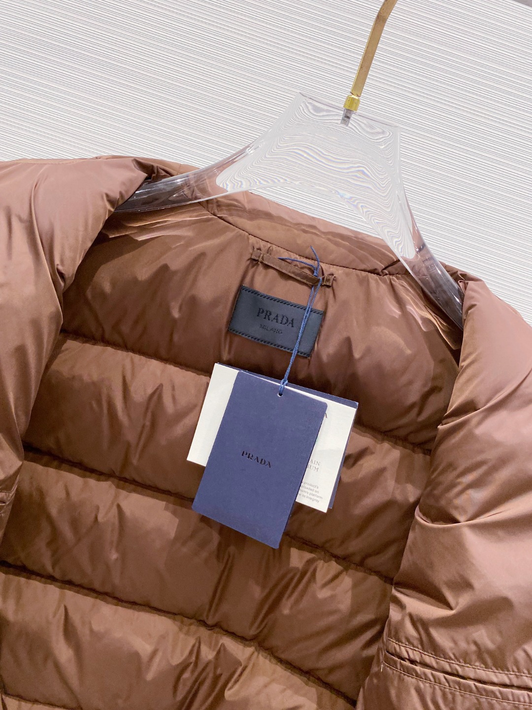 Prada 普拉达2025秋冬专柜同步新品发布，最新款羽绒服出货，全部原版购入，今年最新色，无论面料和辅