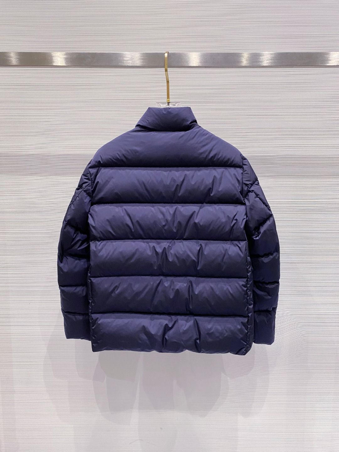 Prada 普拉达2025秋冬专柜同步新品发布，最新款羽绒服出货，全部原版购入，今年最新色，无论面料和辅