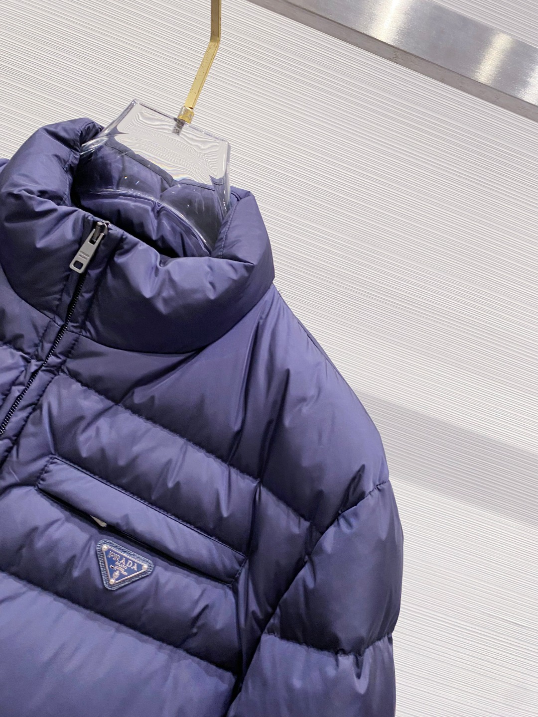 Prada 普拉达2025秋冬专柜同步新品发布，最新款羽绒服出货，全部原版购入，今年最新色，无论面料和辅