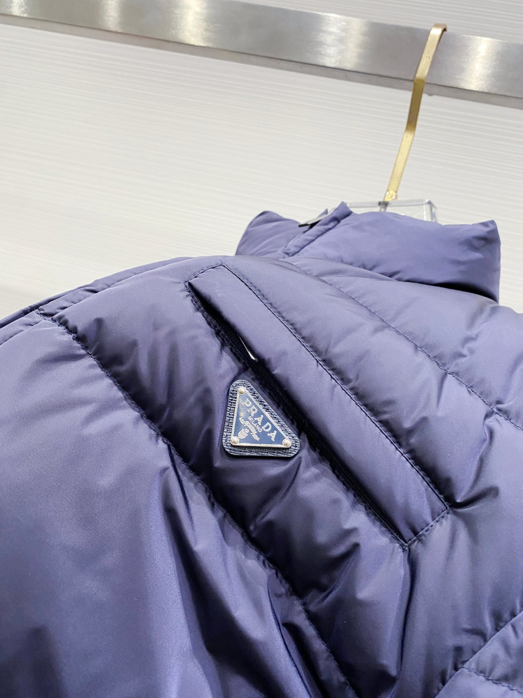 Prada 普拉达2025秋冬专柜同步新品发布，最新款羽绒服出货，全部原版购入，今年最新色，无论面料和辅