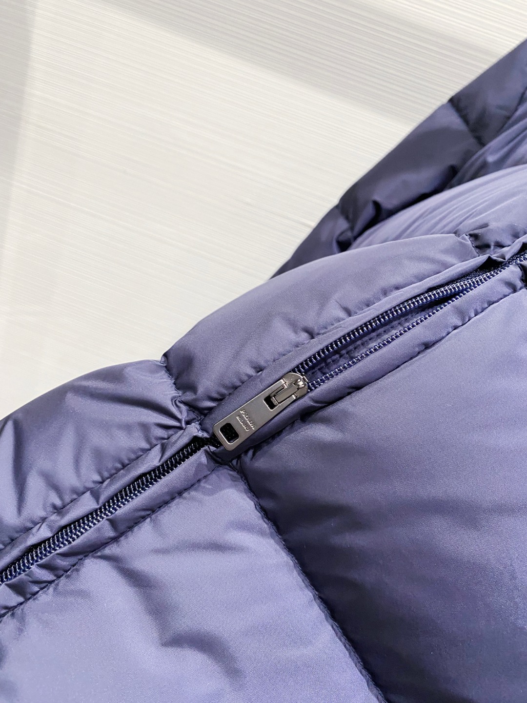 Prada 普拉达2025秋冬专柜同步新品发布，最新款羽绒服出货，全部原版购入，今年最新色，无论面料和辅