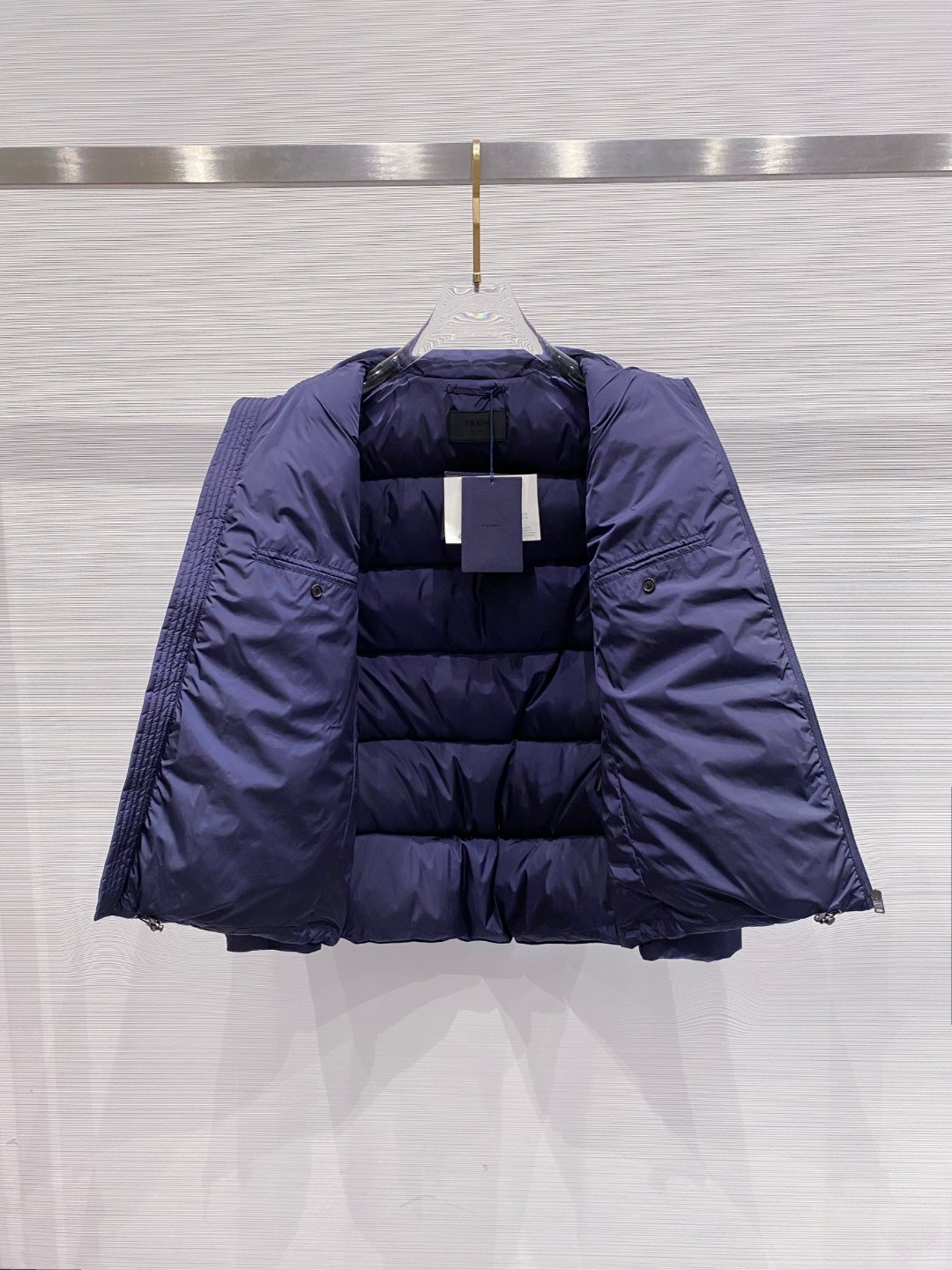 Prada 普拉达2025秋冬专柜同步新品发布，最新款羽绒服出货，全部原版购入，今年最新色，无论面料和辅