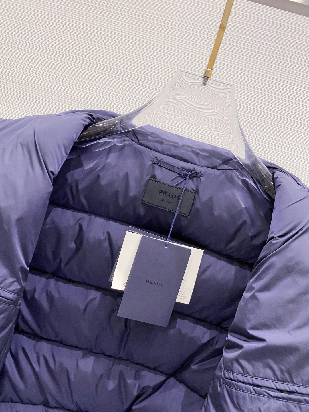 Prada 普拉达2025秋冬专柜同步新品发布，最新款羽绒服出货，全部原版购入，今年最新色，无论面料和辅