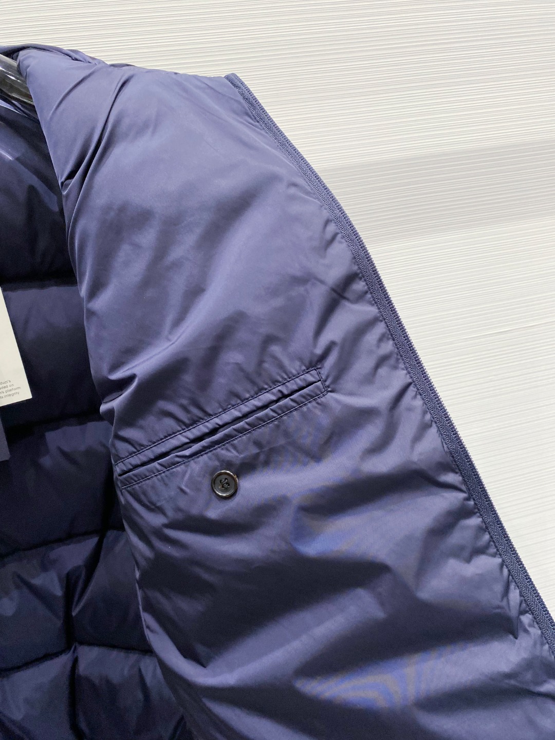 Prada 普拉达2025秋冬专柜同步新品发布，最新款羽绒服出货，全部原版购入，今年最新色，无论面料和辅