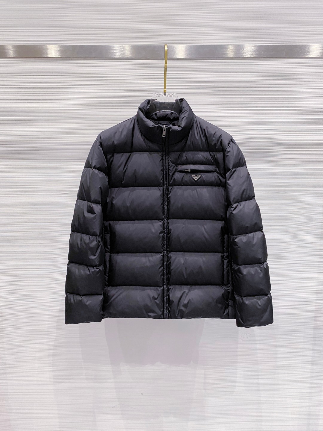 Prada 普拉达2025秋冬专柜同步新品发布，最新款羽绒服出货，全部原版购入，今年最新色，无论面料和辅