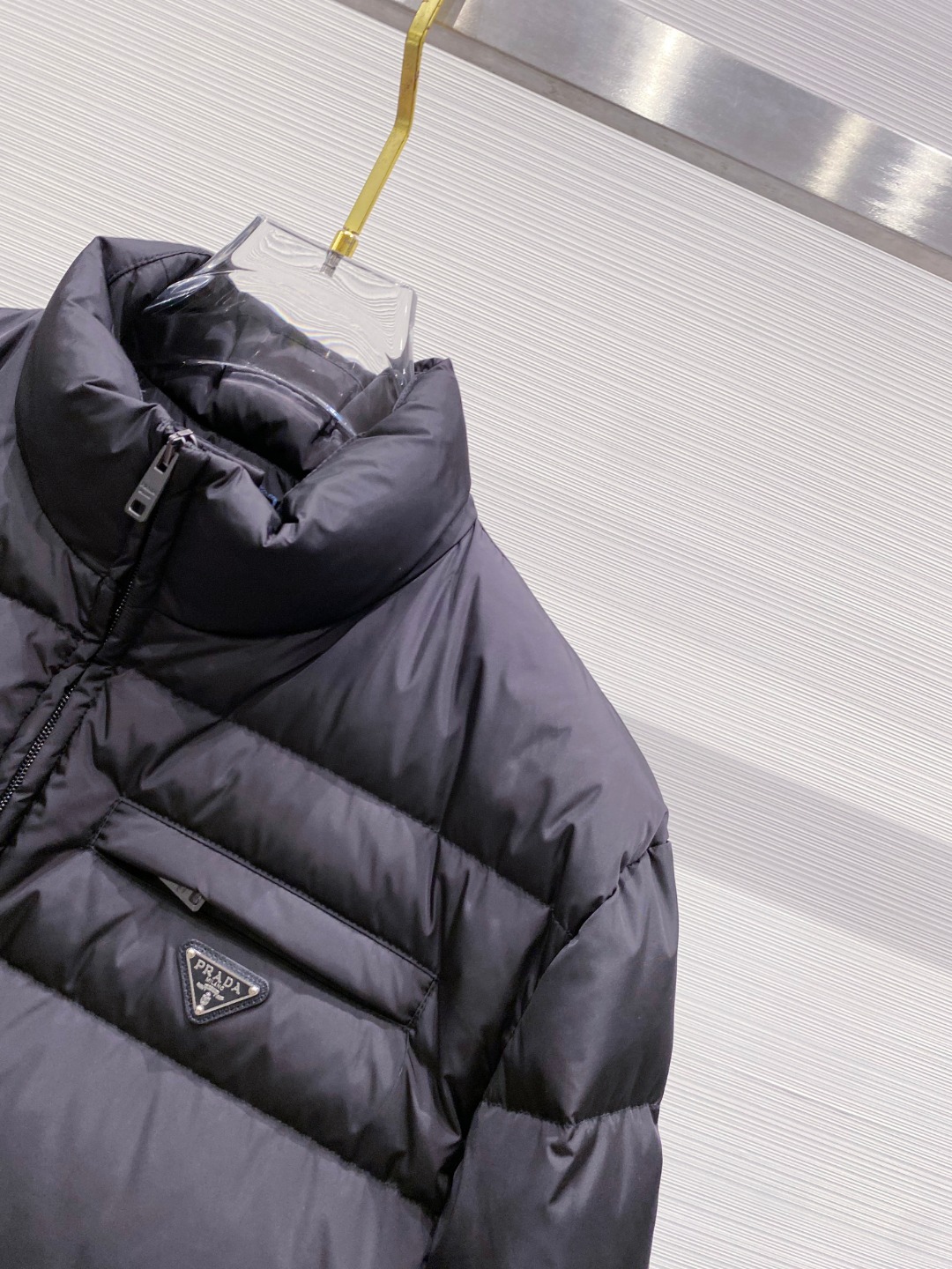 Prada 普拉达2025秋冬专柜同步新品发布，最新款羽绒服出货，全部原版购入，今年最新色，无论面料和辅