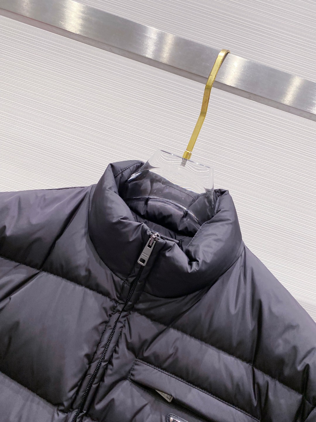 Prada 普拉达2025秋冬专柜同步新品发布，最新款羽绒服出货，全部原版购入，今年最新色，无论面料和辅