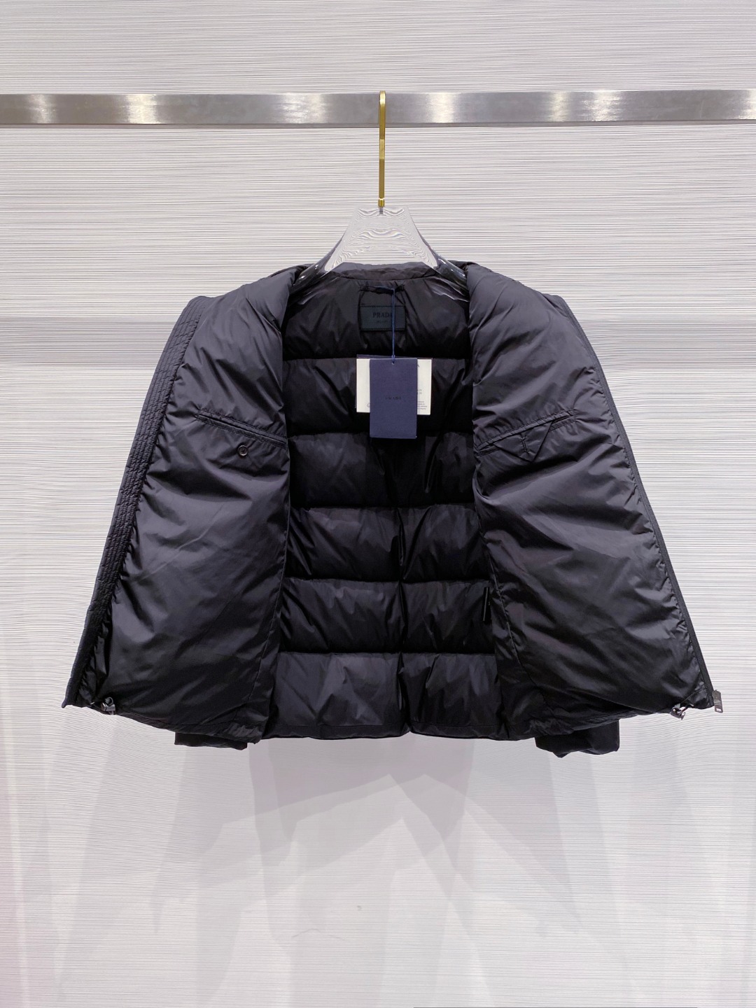 Prada 普拉达2025秋冬专柜同步新品发布，最新款羽绒服出货，全部原版购入，今年最新色，无论面料和辅