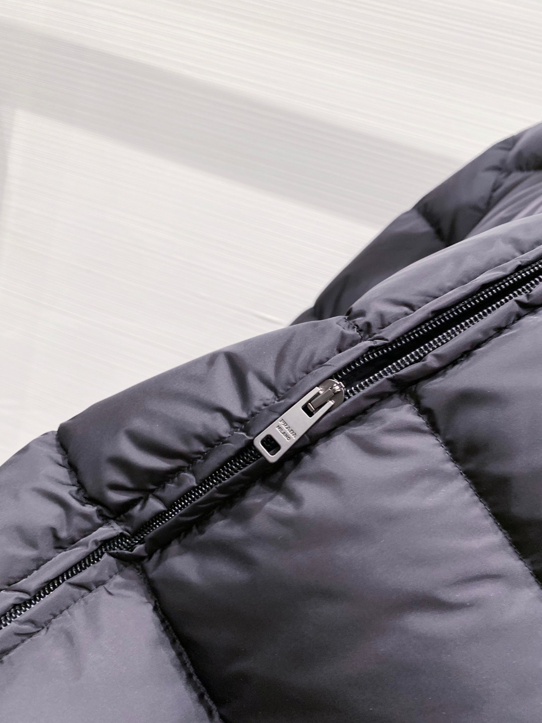 Prada 普拉达2025秋冬专柜同步新品发布，最新款羽绒服出货，全部原版购入，今年最新色，无论面料和辅