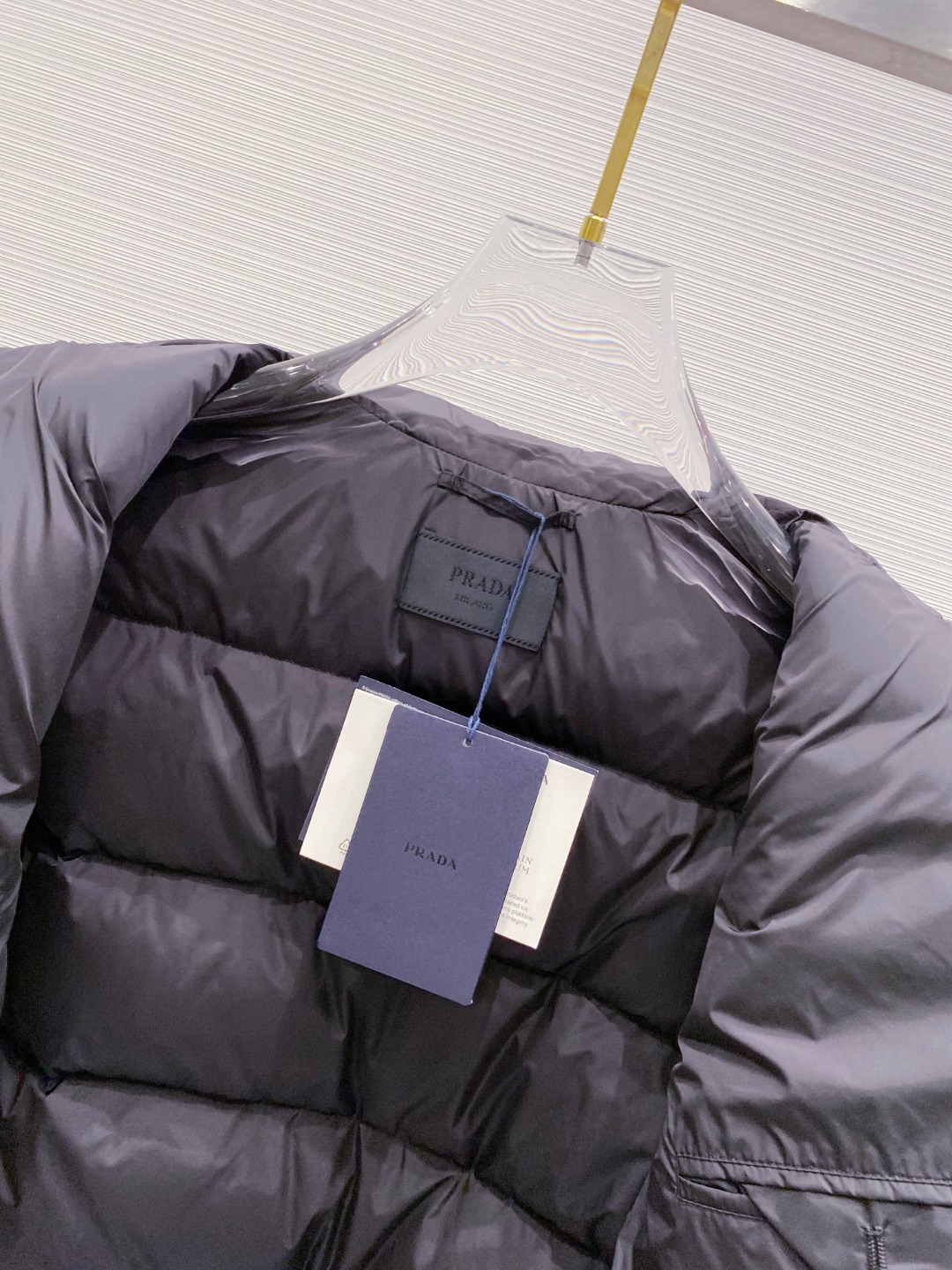 Prada 普拉达2025秋冬专柜同步新品发布，最新款羽绒服出货，全部原版购入，今年最新色，无论面料和辅